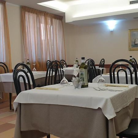 Albergo Ristorante Il Delfino Novara Exterior foto