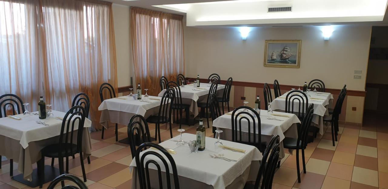 Albergo Ristorante Il Delfino Novara Exterior foto
