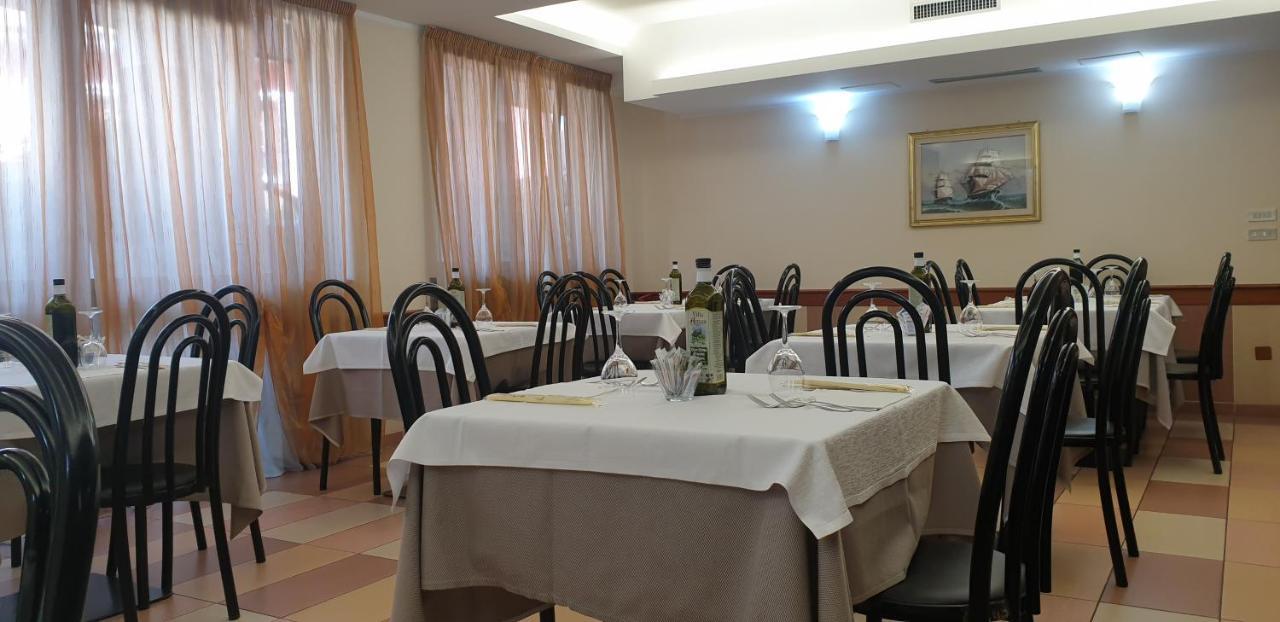 Albergo Ristorante Il Delfino Novara Exterior foto