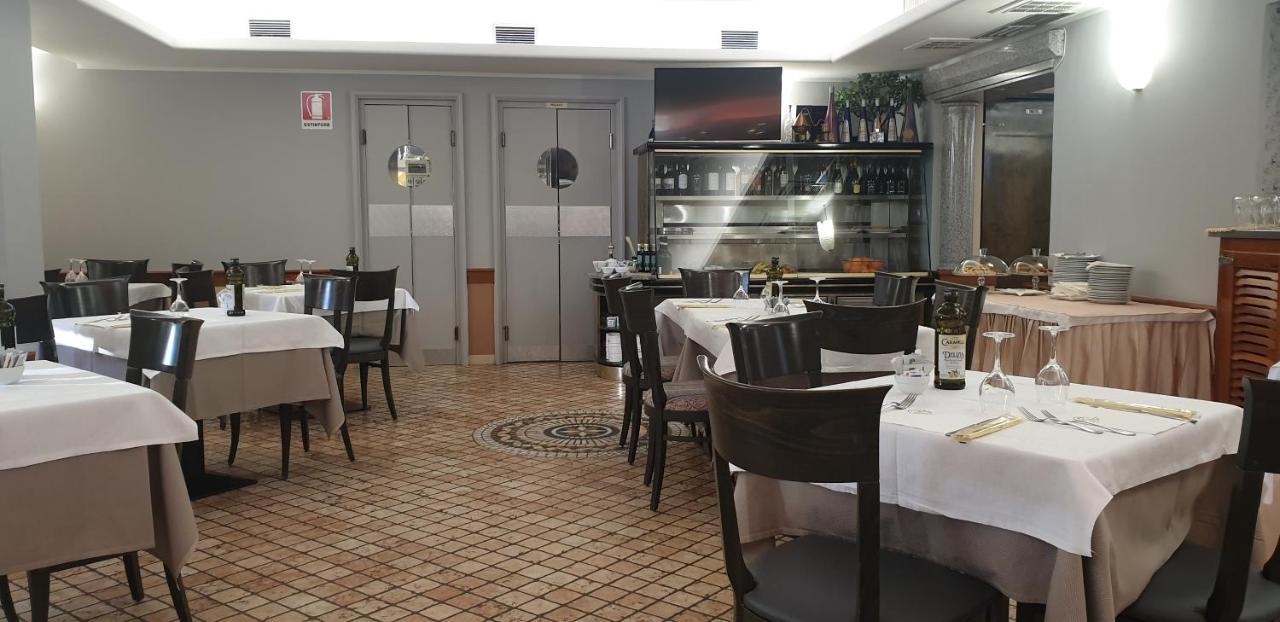 Albergo Ristorante Il Delfino Novara Exterior foto